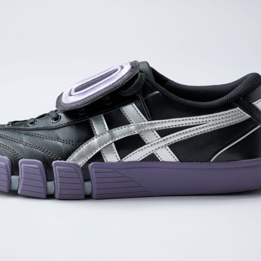 黒いスラックスと合わせる、ほんのりキコな「アシックス」のコラボ