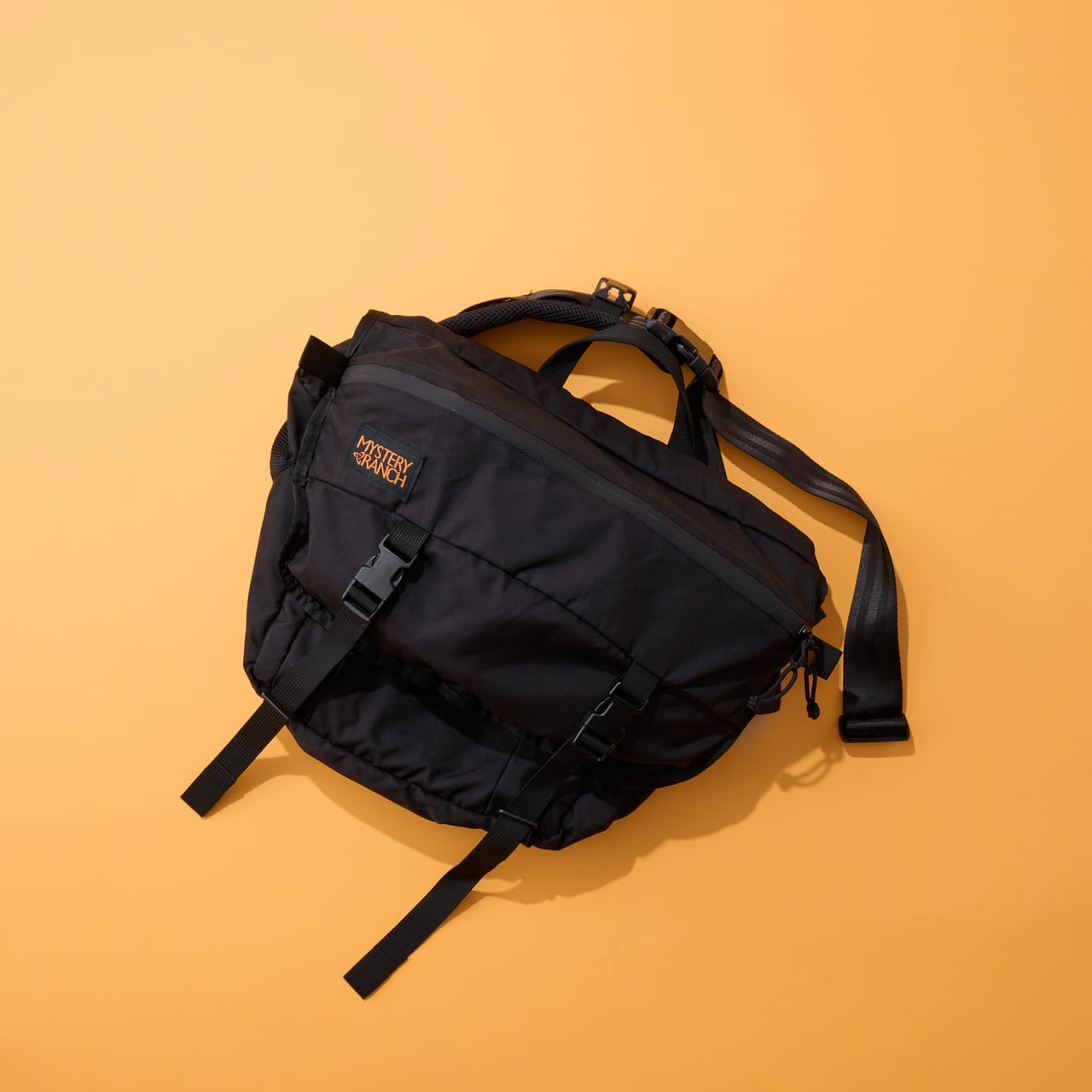 メッセンジャーバッグが再び流行る!? 黒い「ミステリーランチ」を