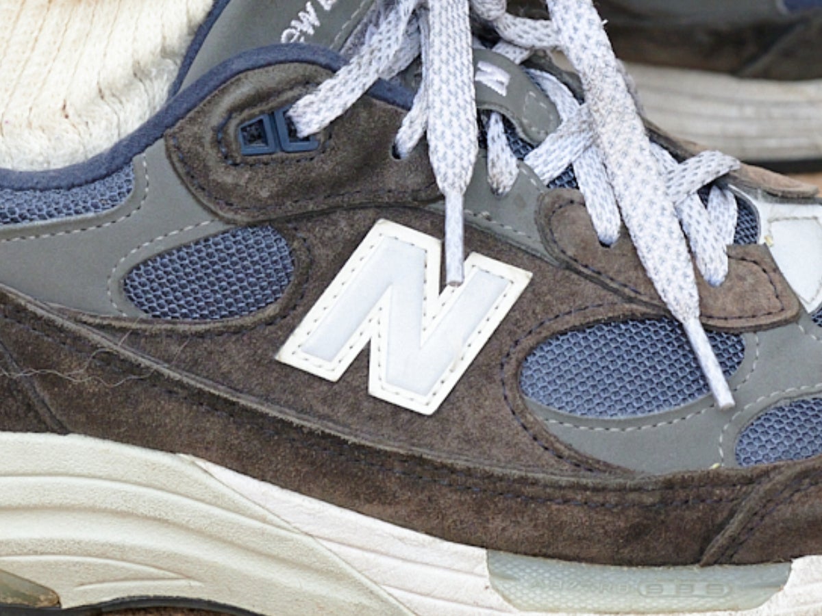 万能ネイビーのニューバランス「992」は履き心地も抜群。クリーンな