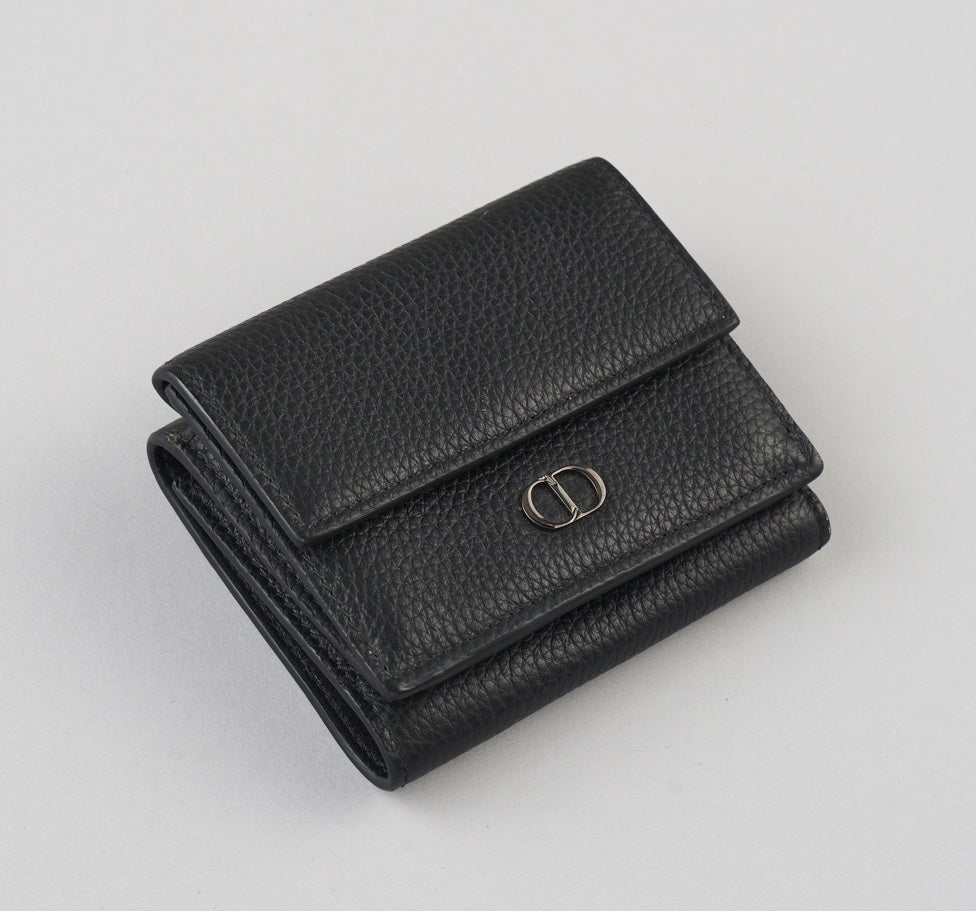 ディオール」で今すぐ買うべき「秋小物」7選。黒レザー小物