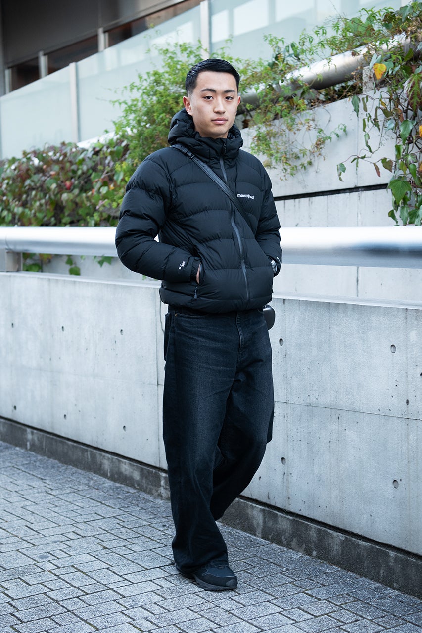 オシャレな人は「モンベル」の黒ダウンをオールブラックで着こなす