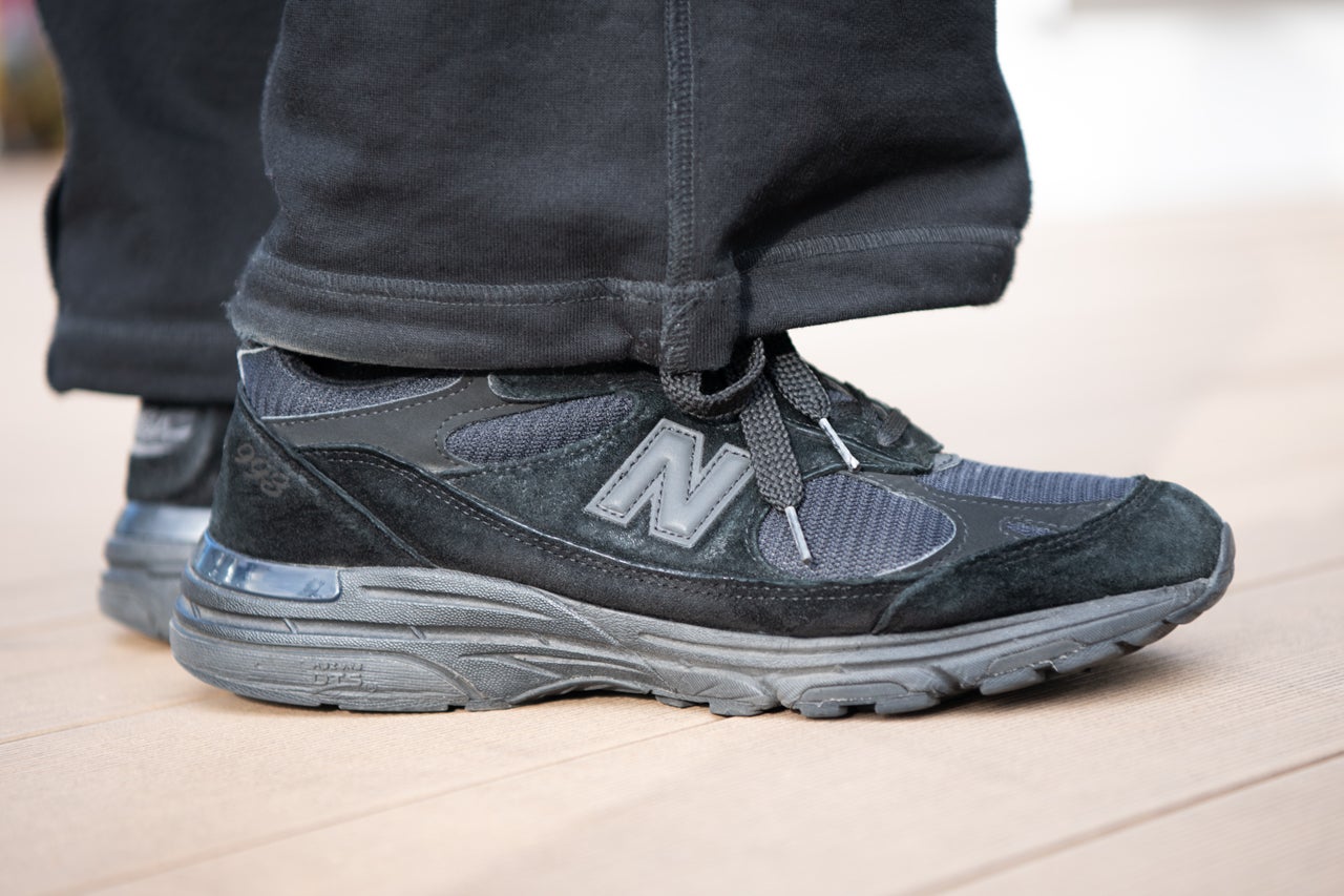 オールブラックの「ニューバランス 993」に服好きも夢中。メイド イン