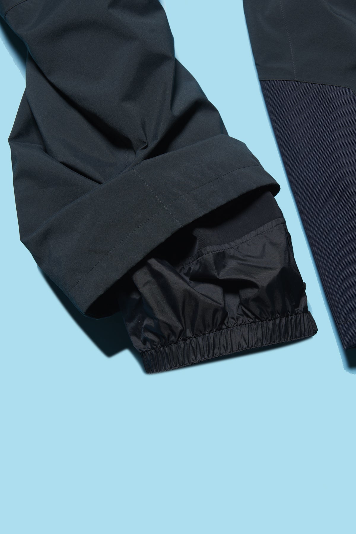 モンベル」の2月に買うべき名品ウェア6選。春の黒いゴアテックス