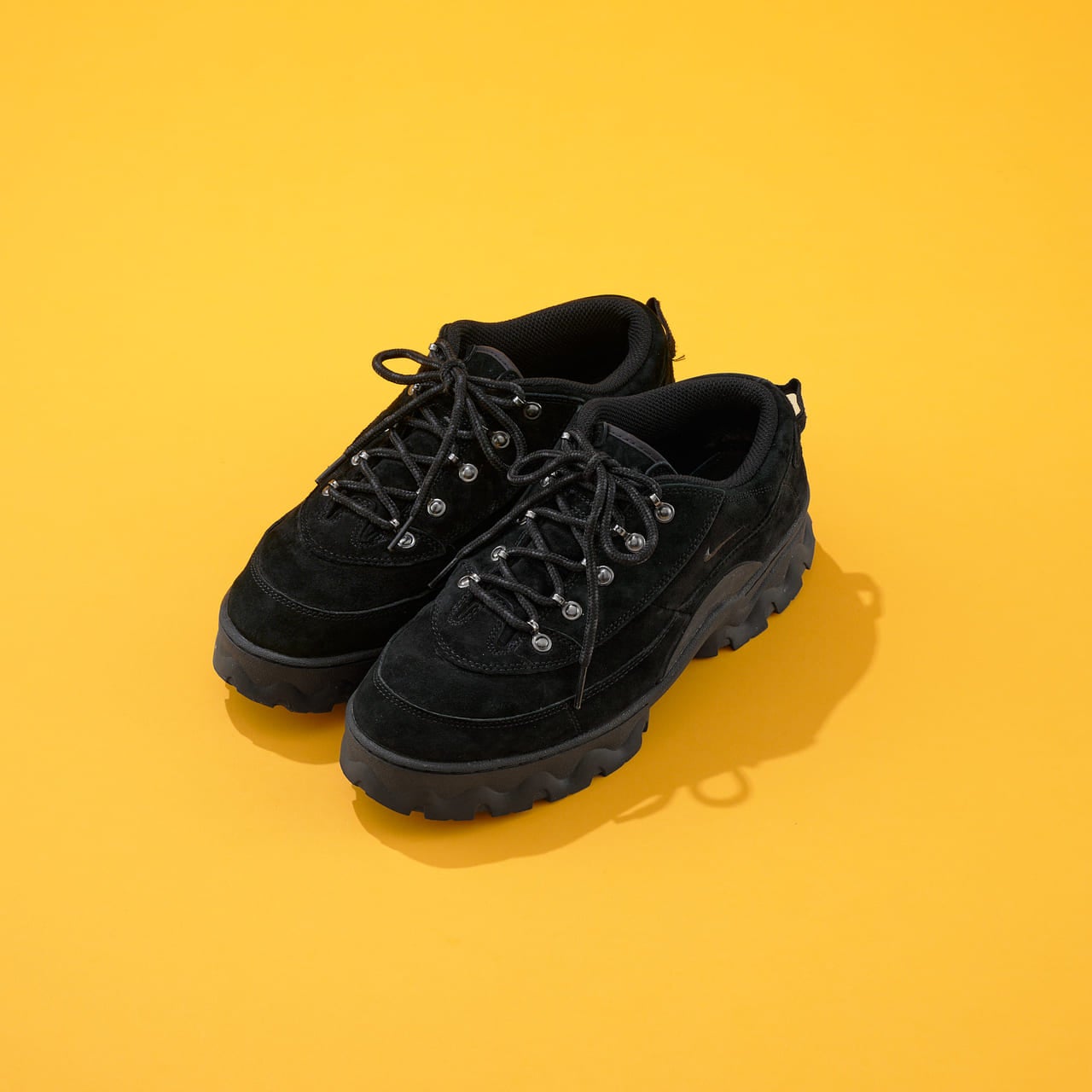 あまりに珍しくてすぐ買った「ナイキ」の黒スニーカー。革靴のようでも