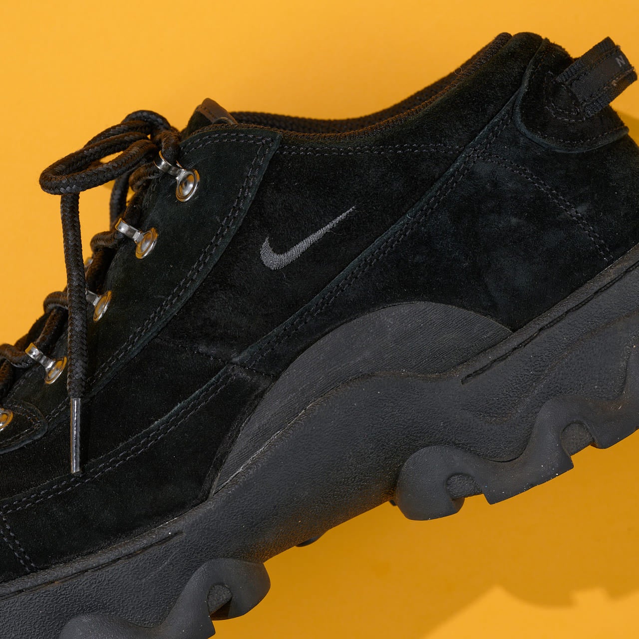 あまりに珍しくてすぐ買った「ナイキ」の黒スニーカー。革靴のようでも