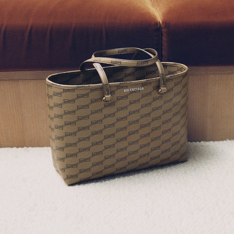 バレンシアガ新作】“BB モノグラム”が早くも話題！デビューに先駆けて