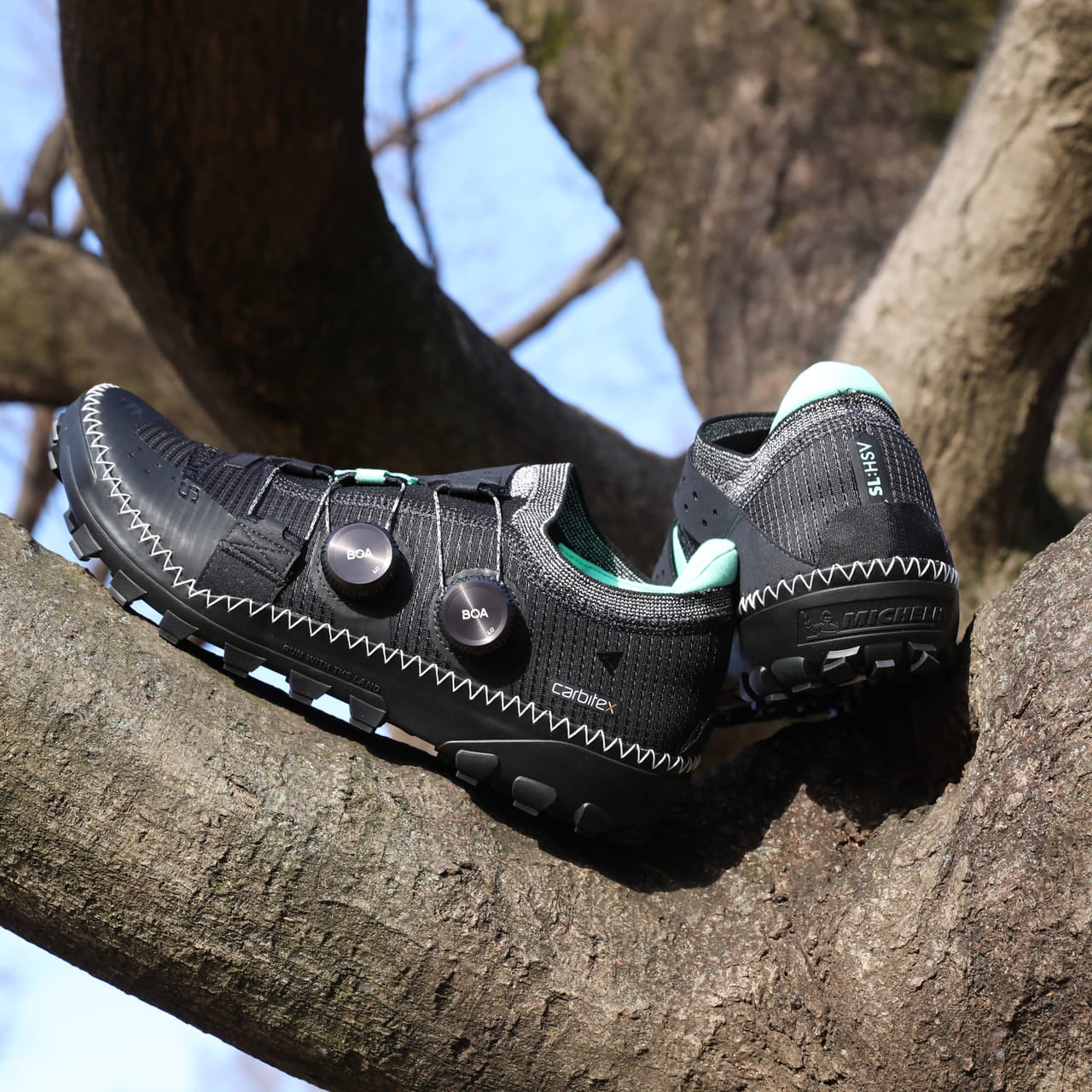 ニューバランス、サロモン、ホカ…] ゴアテックスやビブラムソール搭載