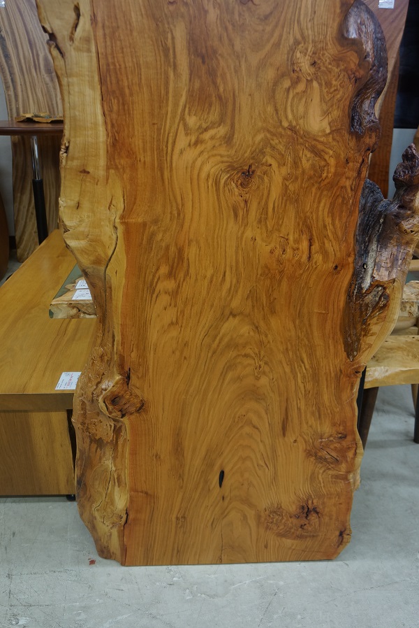 天然木 東京 新宿 東五軒町店展示 欅（けやき・ケヤキ）材 一枚板