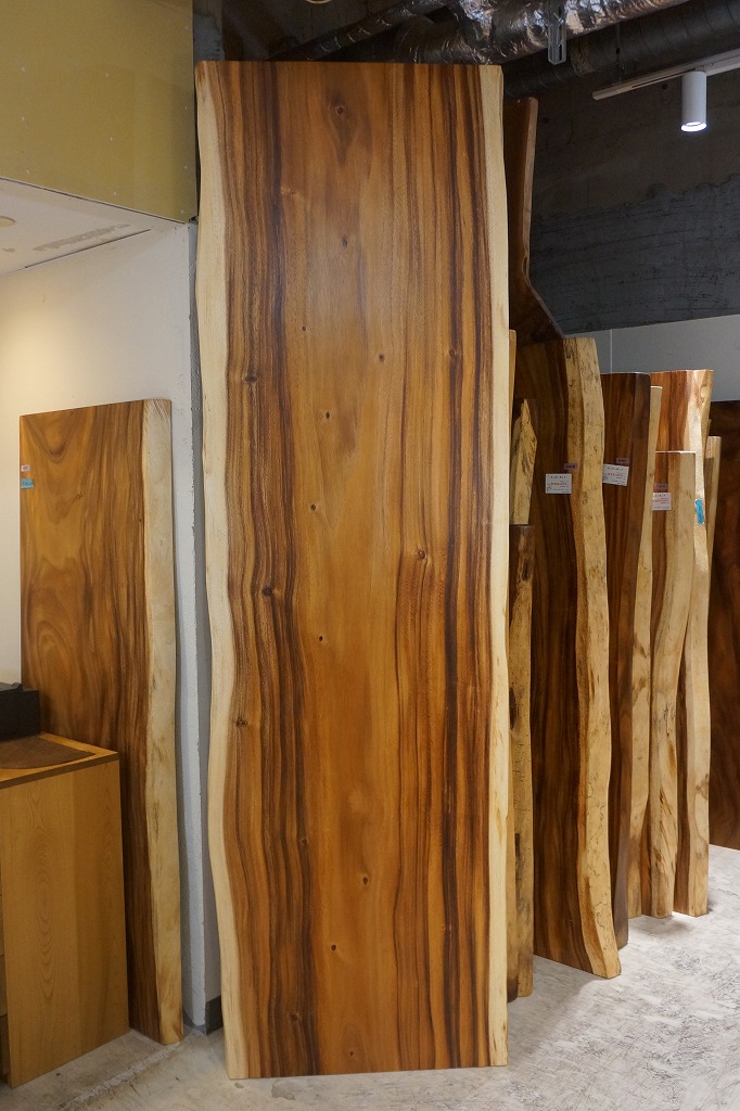 天然木 東京 新宿 東五軒町店展示 欅（けやき・ケヤキ）材 一枚板