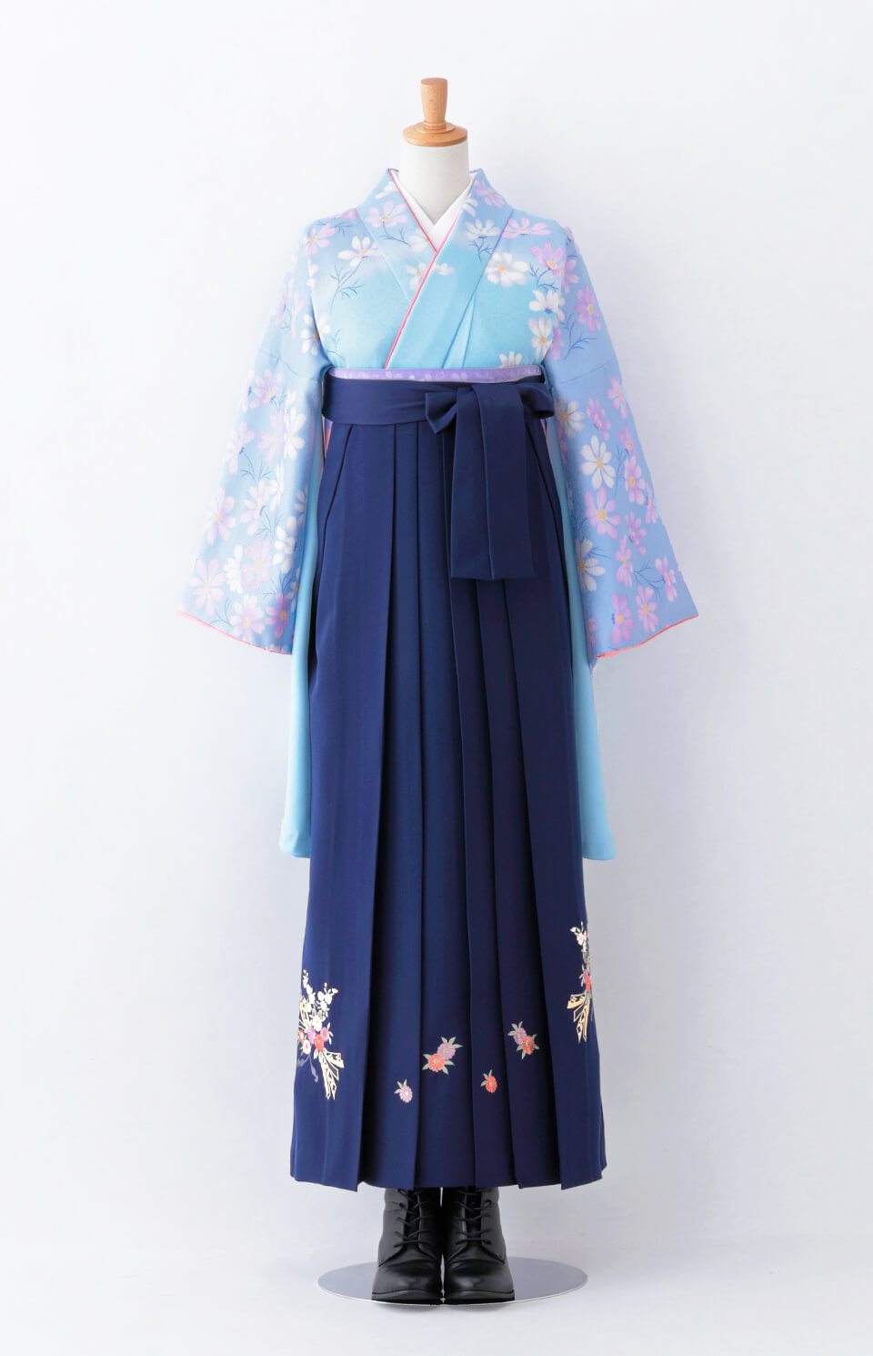 着物〉水色 まぼろし花柄着物 〈袴〉紺色 熨斗目花束の刺繍袴 【T172