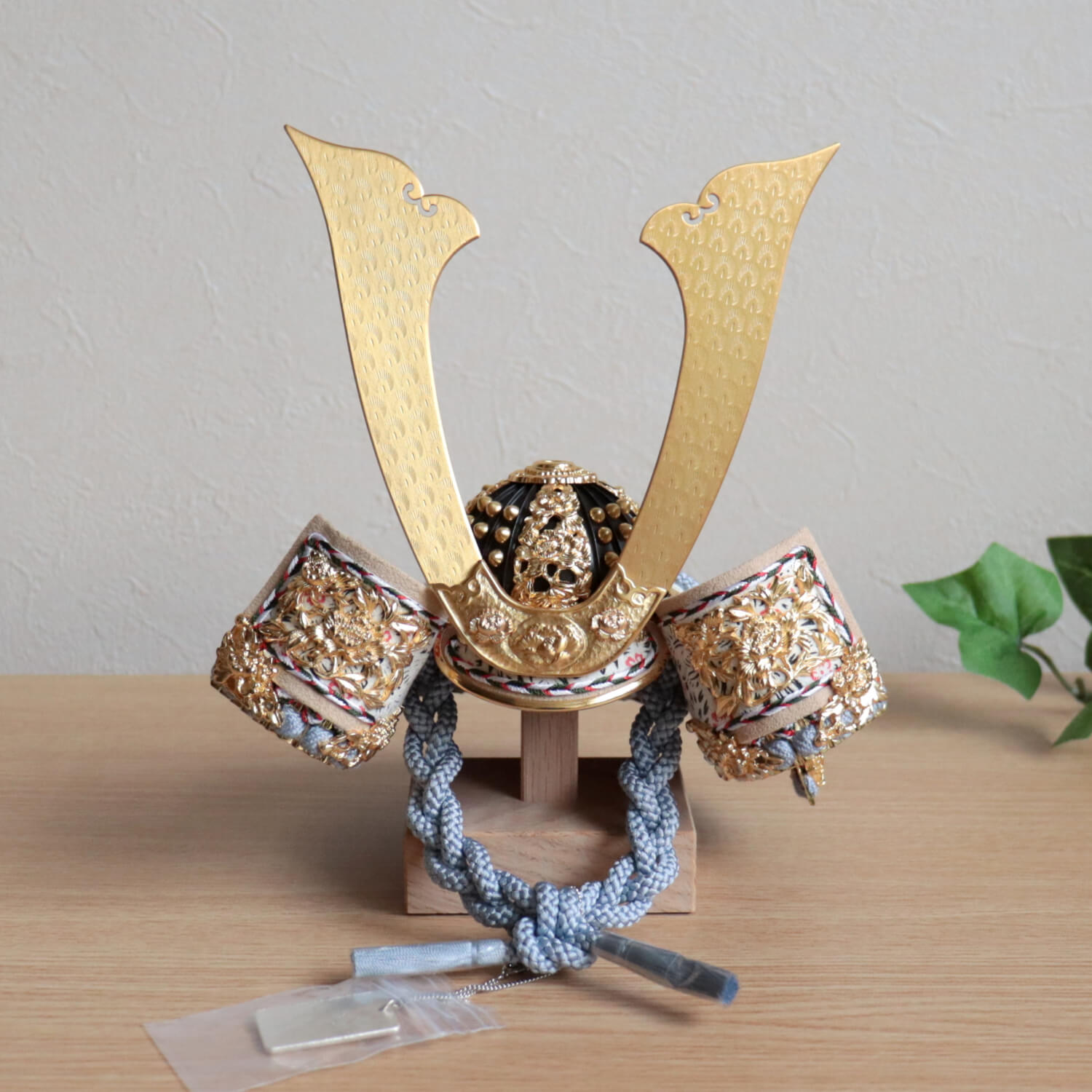 五月人形 ケース飾り 兜 京都・平安武久作 京8号 薄水色糸縅 三つ編み