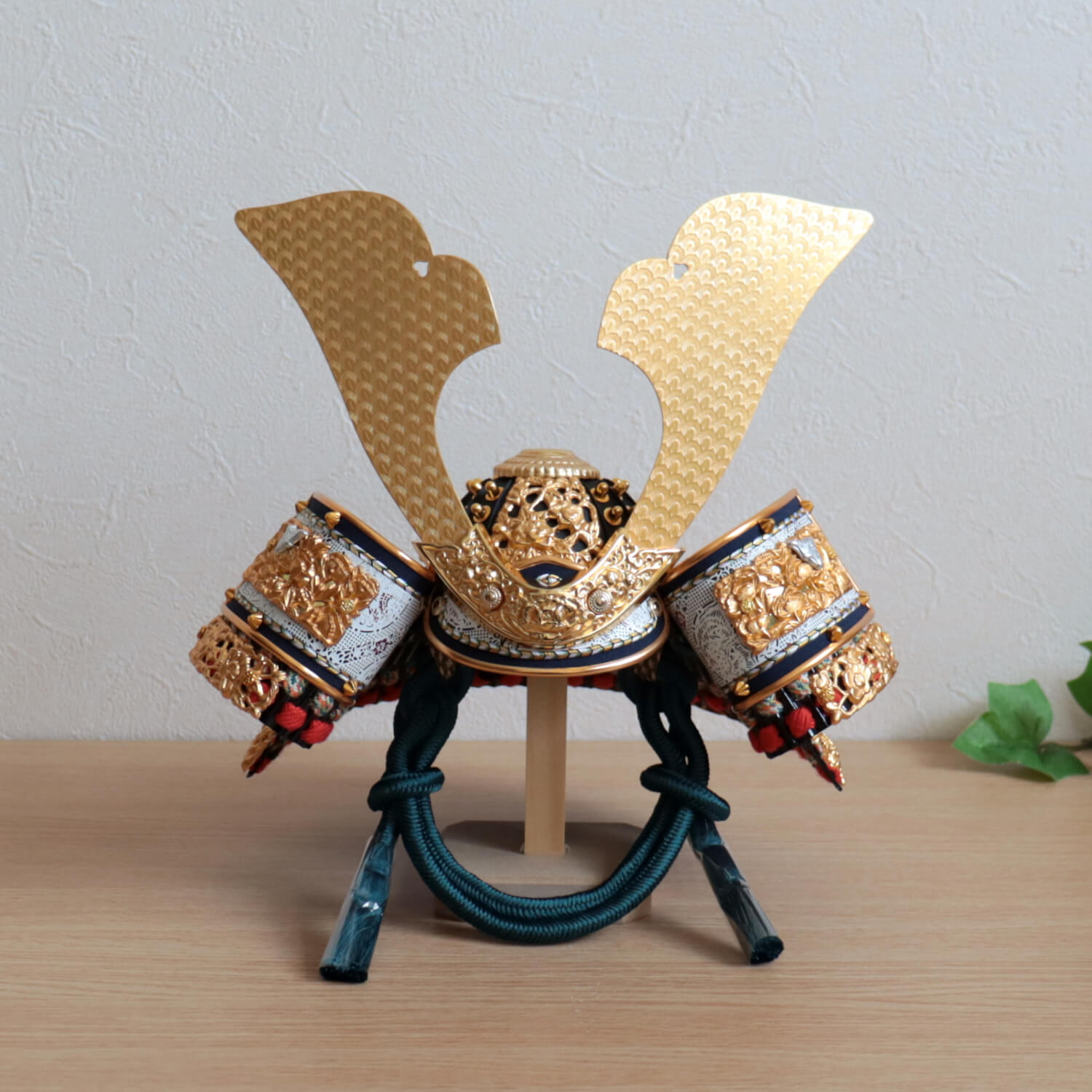 伝統工芸士・平安 晴峰作 10号 正絹縹糸縅兜 日本製ナチュラル杉唐櫃