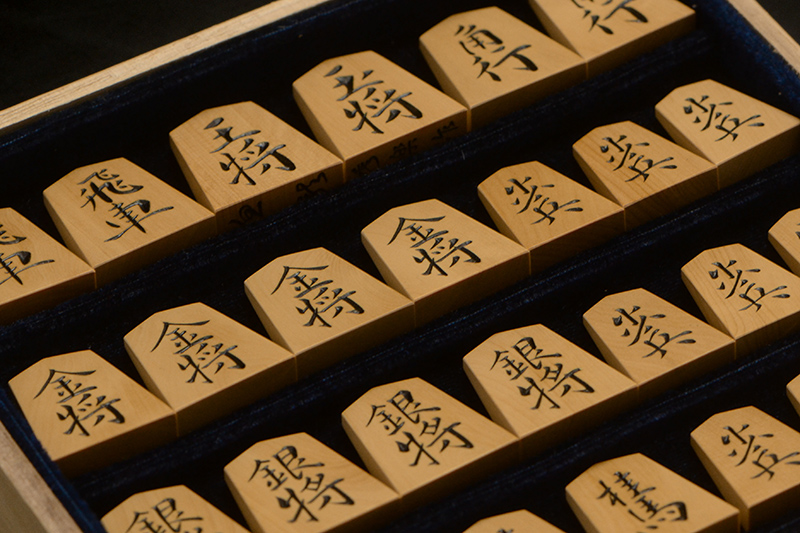 彫将棋駒 本黄楊（御蔵島黄楊） 魚龍 秀楽作 | 前川榧碁盤店