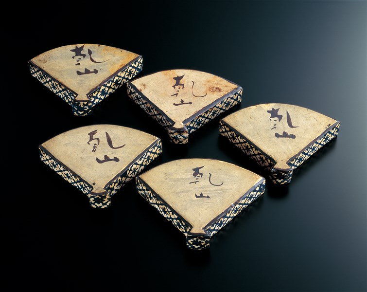 乾山銹絵染付絵替扇形向付 - MIHO MUSEUM