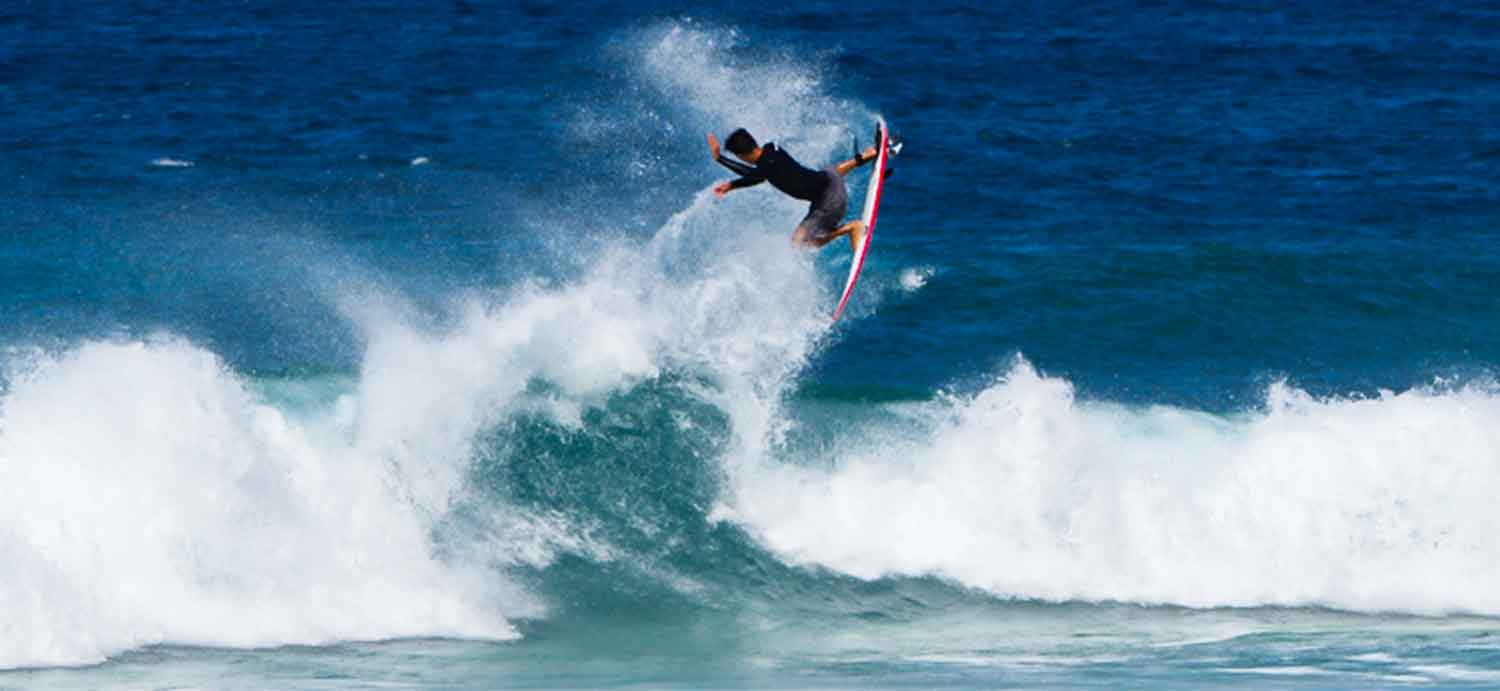日本ジュニア最高峰のアマチュアサーファー足立海世選手とスポンサー