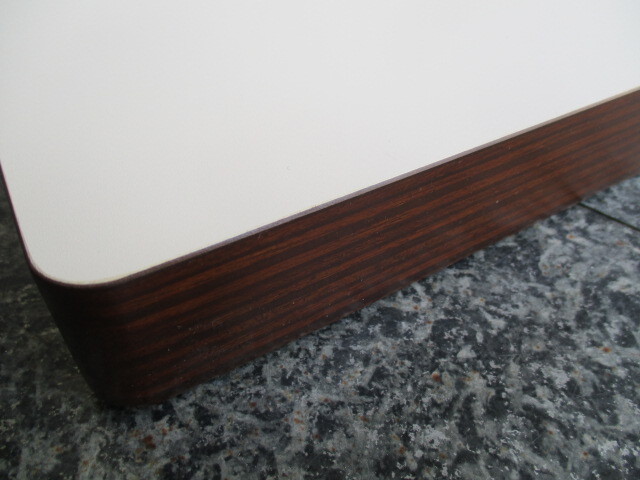 工業用ミシンのテーブル