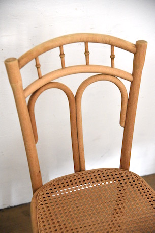 可愛らしい曲げ木のカフェチェア b