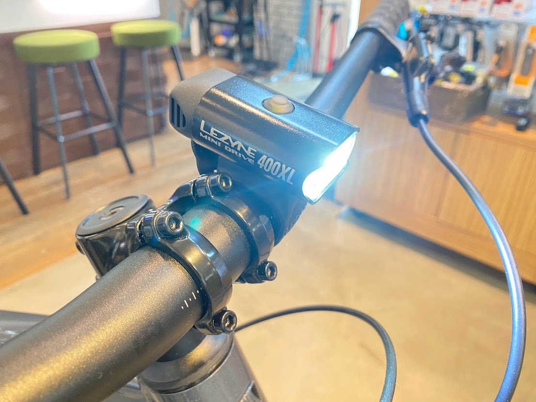 在庫品のLEZYNE(レザイン)のフロアポンプ、ライトがセール価格中です