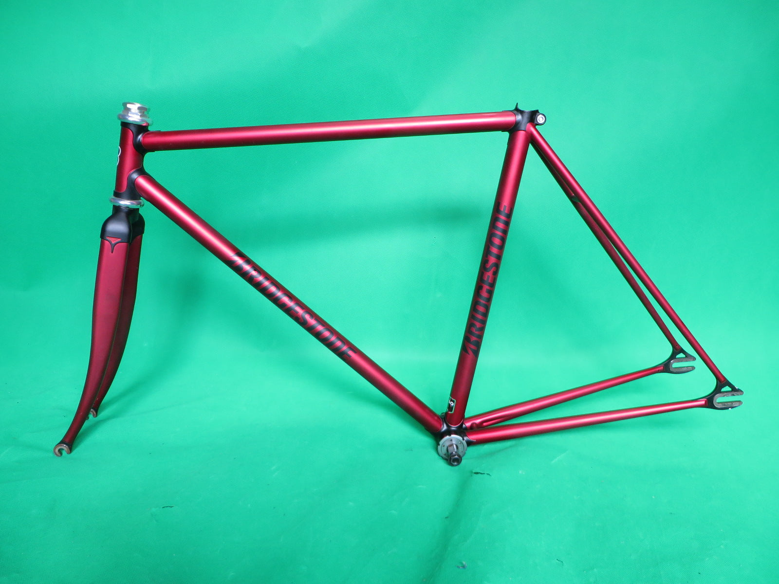 Bridgestone Columbus Max Fork // Matte Black Lugs / Matte Red