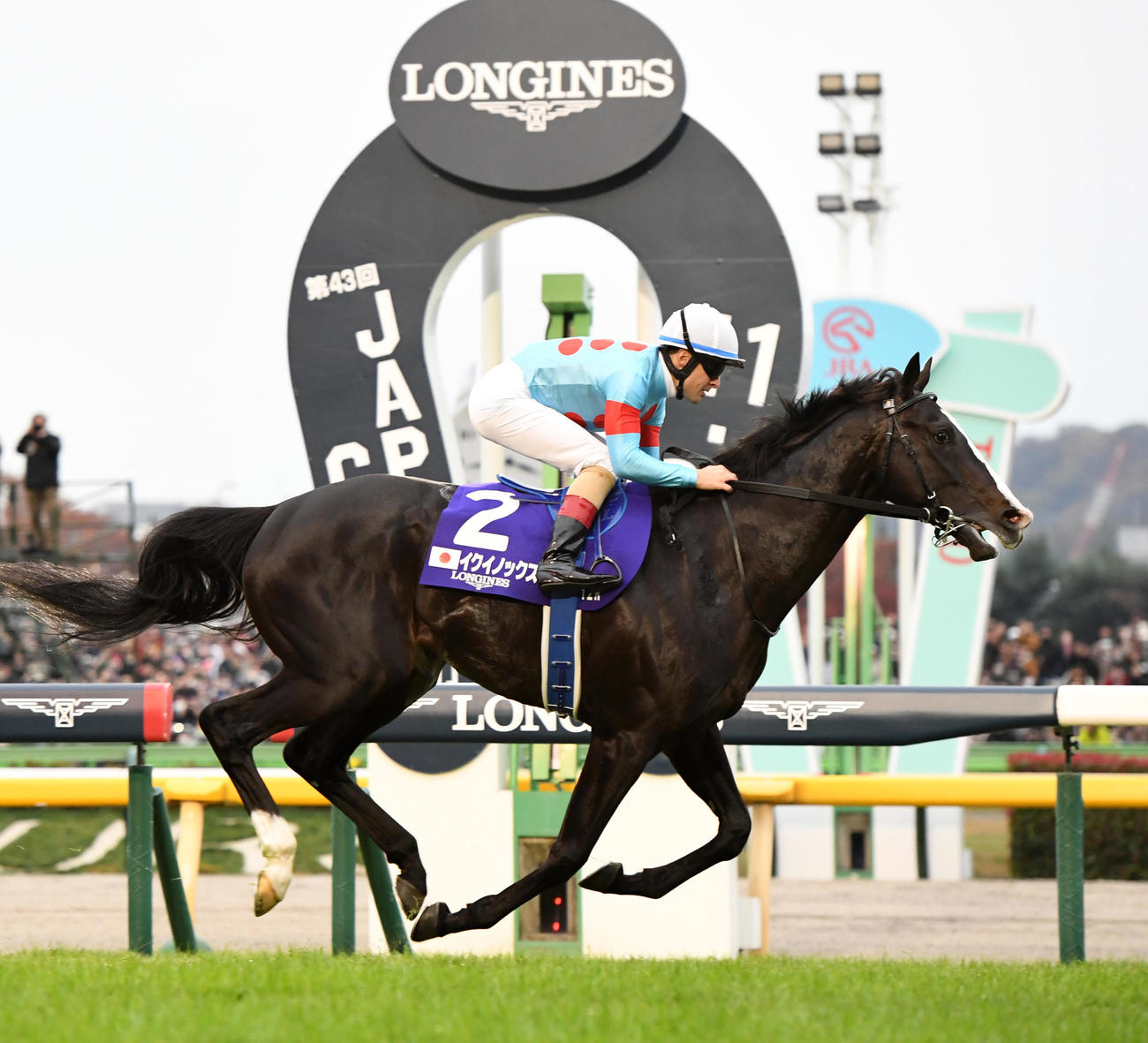 JRA賞】イクイノックスが今年も年度代表馬！父キタサンブラックと親子
