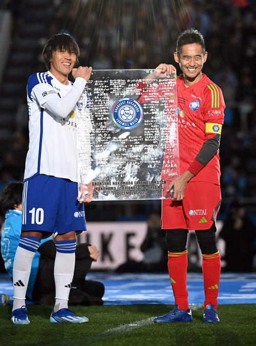 中村俊輔氏の引退試合、中田英寿がサプライズ登場 城彰二、闘莉王、三