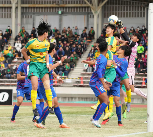 高校サッカー】星稜に友情応援の輪 OB、他校、Jサポ…黄色いポリ袋着用