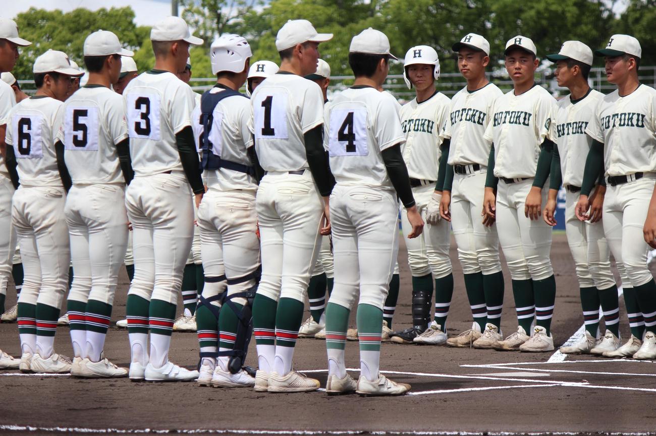 報徳学園―市和歌山はそっくりユニホーム対決 ともに濃緑色とアイボリー