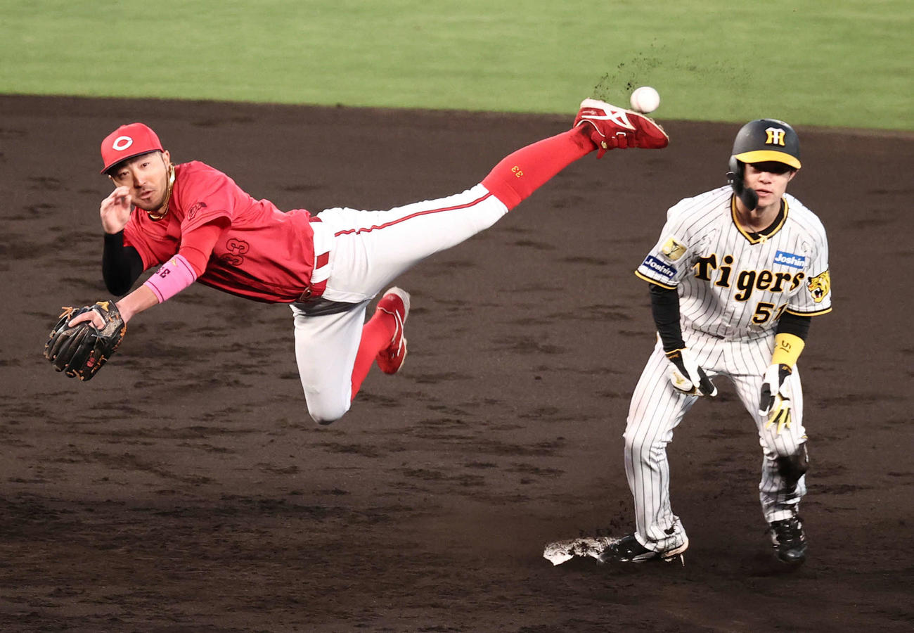 広島】名手・菊池涼介が忍者プレーで阪神の流れ阻む 倒れ込みながら