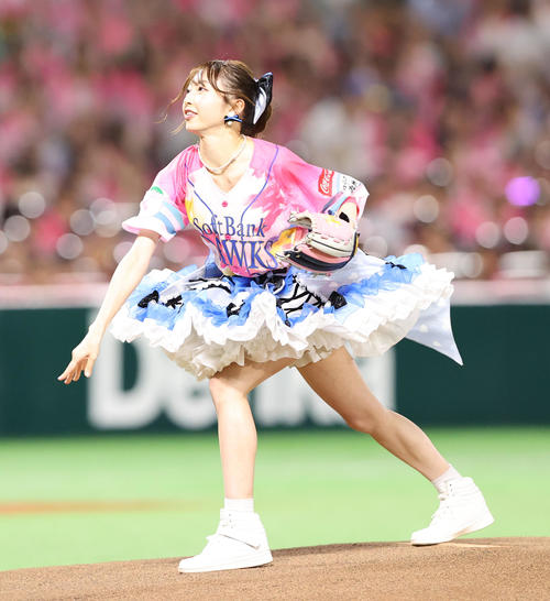 ソフトバンク】とき宣・辻野かなみが始球式に登場 ノーバン狙うも