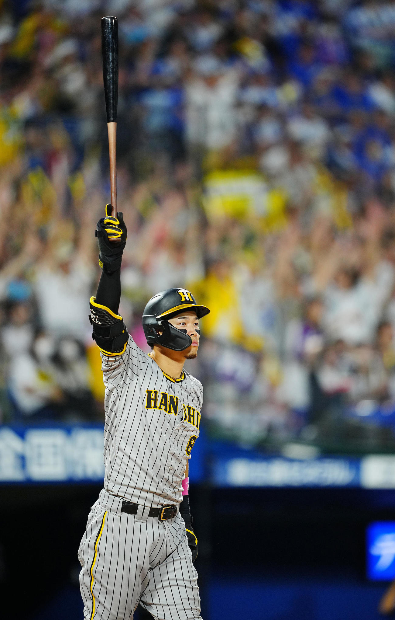 阪神】佐藤輝明が延長10回に勝ち越し15号！内角直球をフルスイングで