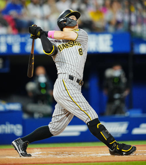 阪神】佐藤輝明が延長10回に勝ち越し15号！内角直球をフルスイングで