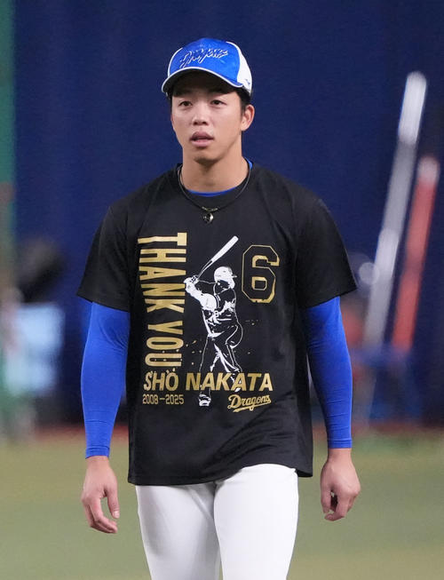 中日】引退セレモニーの中田翔が試合前練習に参加 選手、関係者から花