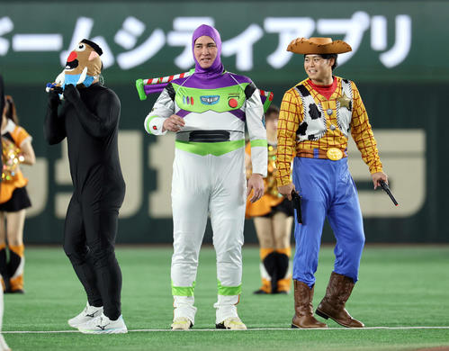 ファン感写真特集】巨人浅野翔吾らが仮装姿 岡本和真を胴上げ 長野久義