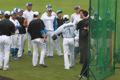 日本ハム】5年ぶり復帰の西川遥輝が背番号「7」をお披露目 - プロ