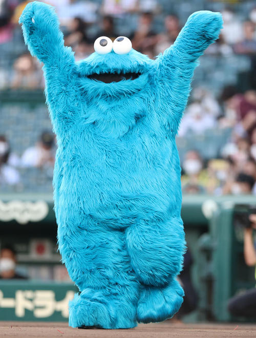 阪神】始球式に「セサミストリート」エルモとクッキーモンスター登場