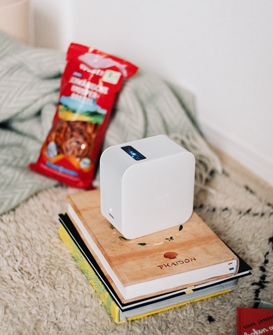 これ一台でホームシアターが始められる!ポータブル超短焦点