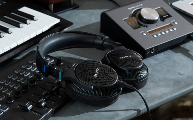 立体音響時代の新たなモニターヘッドホン スタジオの音響空間を再現