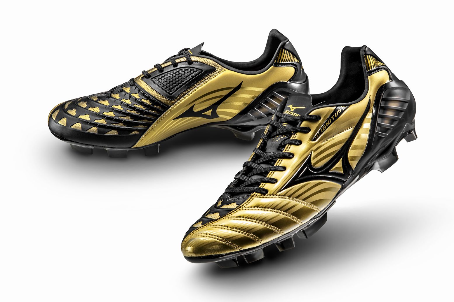 本田圭佑W杯着用スパイク発表「ゴールドはW杯優勝という目標と重ね