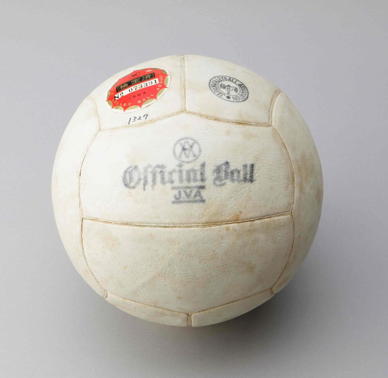 1964年東京大会 バレーボール公式球（使用済・未使用） | 東京2020