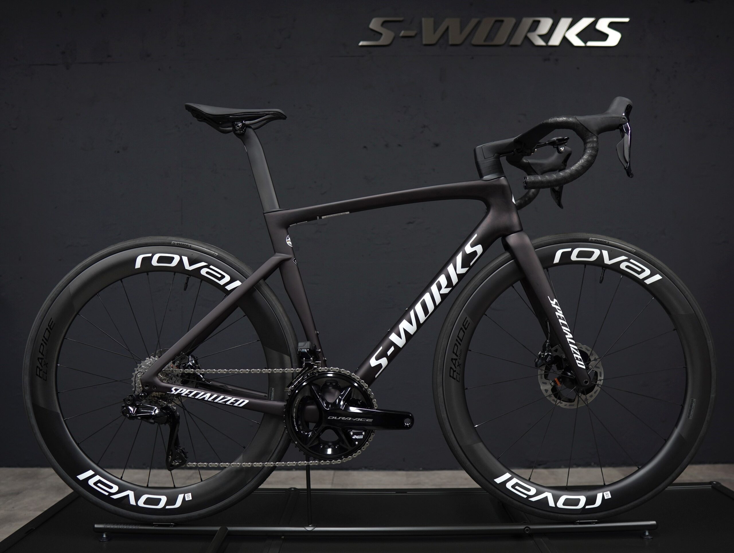 ホワイトロゴにホイールカラーを入れ替えた S-WORKS TARMAC 完成車をご