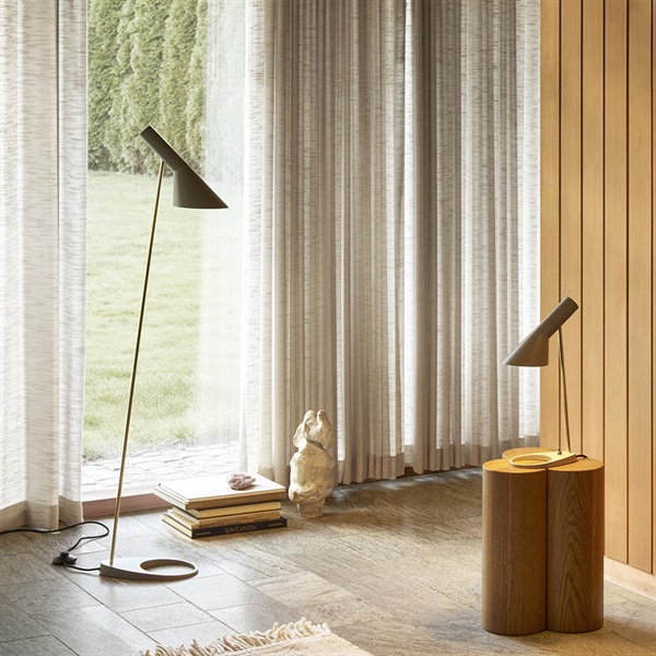 AJ フロアランプ / ブラック 真鍮ポリッシュLouis Poulsen（ルイス