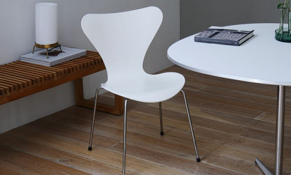 セブンチェア 3107 / ラッカー ホワイト / クローム脚FRITZ HANSEN