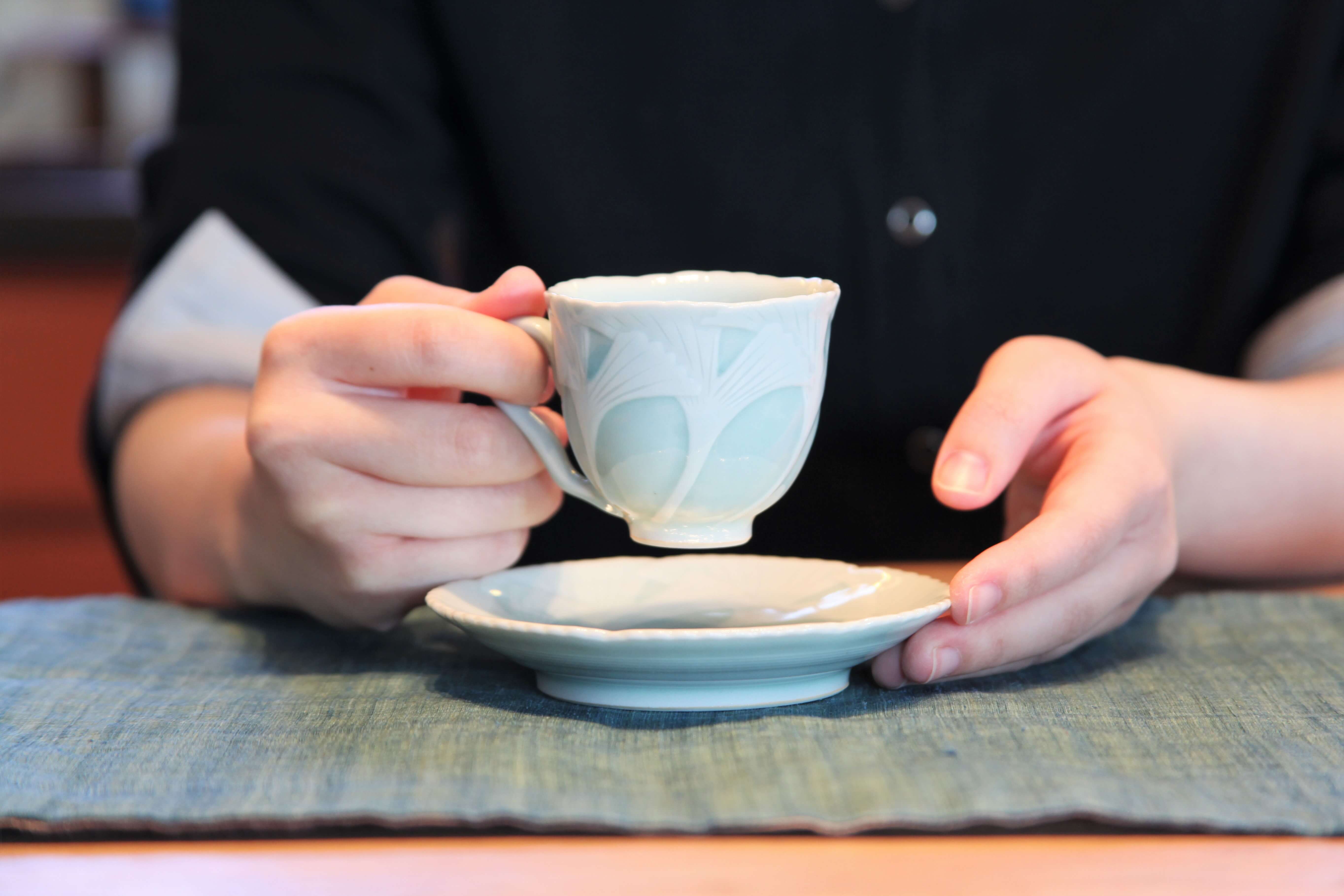 池島保雄の青磁とは、澄んだ清流や淡い雪のような陶磁器。 – 茶房古九谷