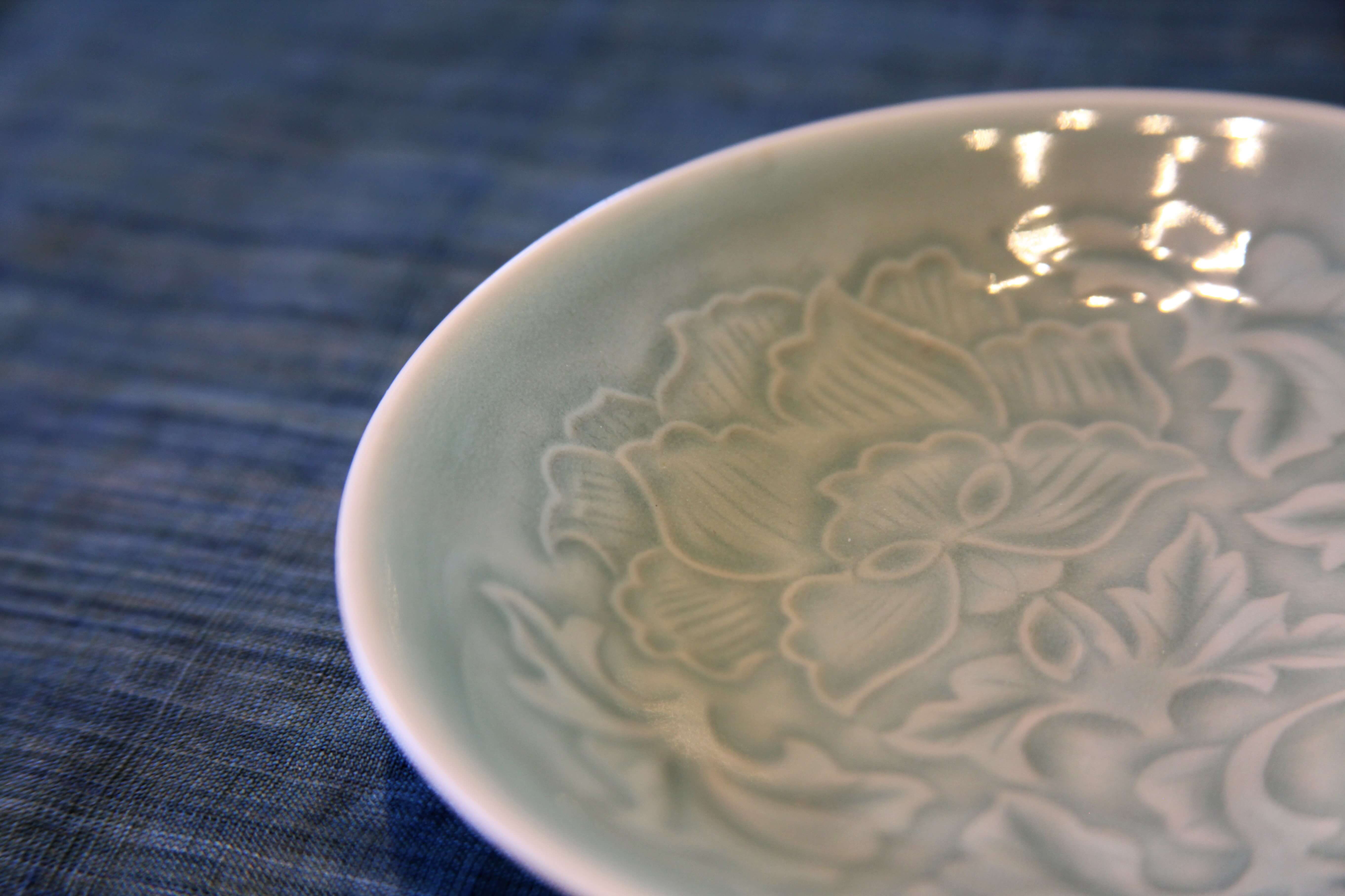 池島保雄の青磁とは、澄んだ清流や淡い雪のような陶磁器。 – 茶房古九谷