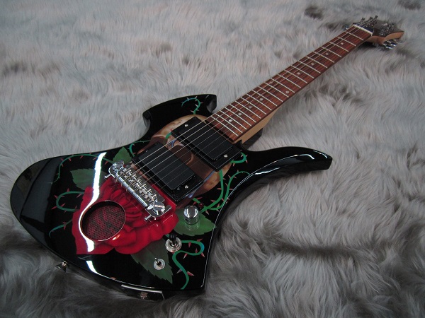 ギター/ベース】hideファンにはたまらないミニギター展示中！！｜島村