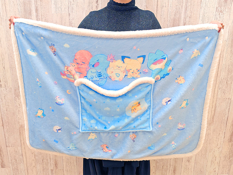 トレーナーからもらったぬいぐるみと遊ぶポケモンたちのグッズ「Little