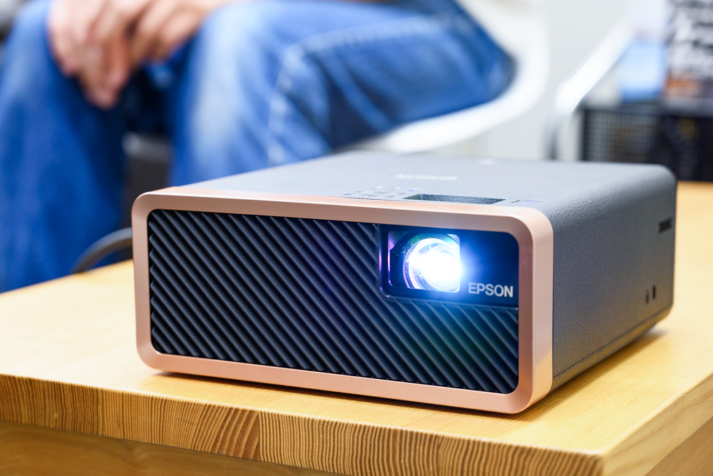 ライフスタイルに大画面をプラス！ エプソン「EF-100」プロジェクター