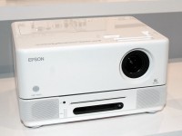 エプソン、DVD一体型プロジェクター2機種 － 上位機は720pパネルで回転