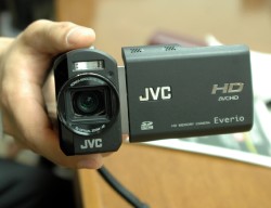 ビクター、新コンセプトのビデオカメラ“Everio X”「GZ-X900」を発売