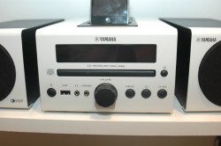 ヤマハ、全10色展開＆高さ12cmのiPod対応コンポ「MCR-040」を発売